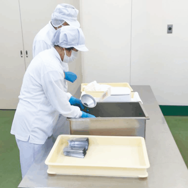 健祥爽喜の袋詰め作業