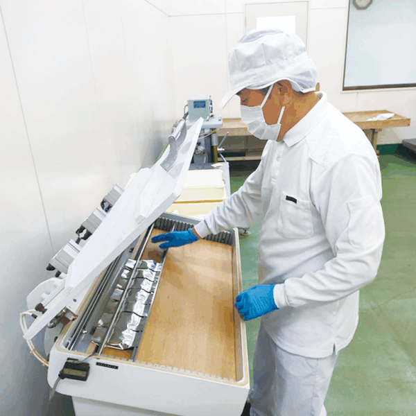 袋詰後の袋閉じ作業